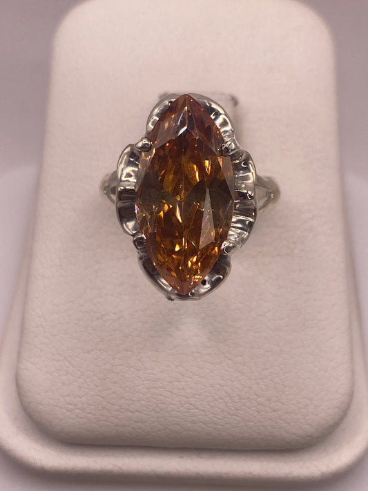 Anillo de plata solitario con circonia café facetada en vitrina blanca