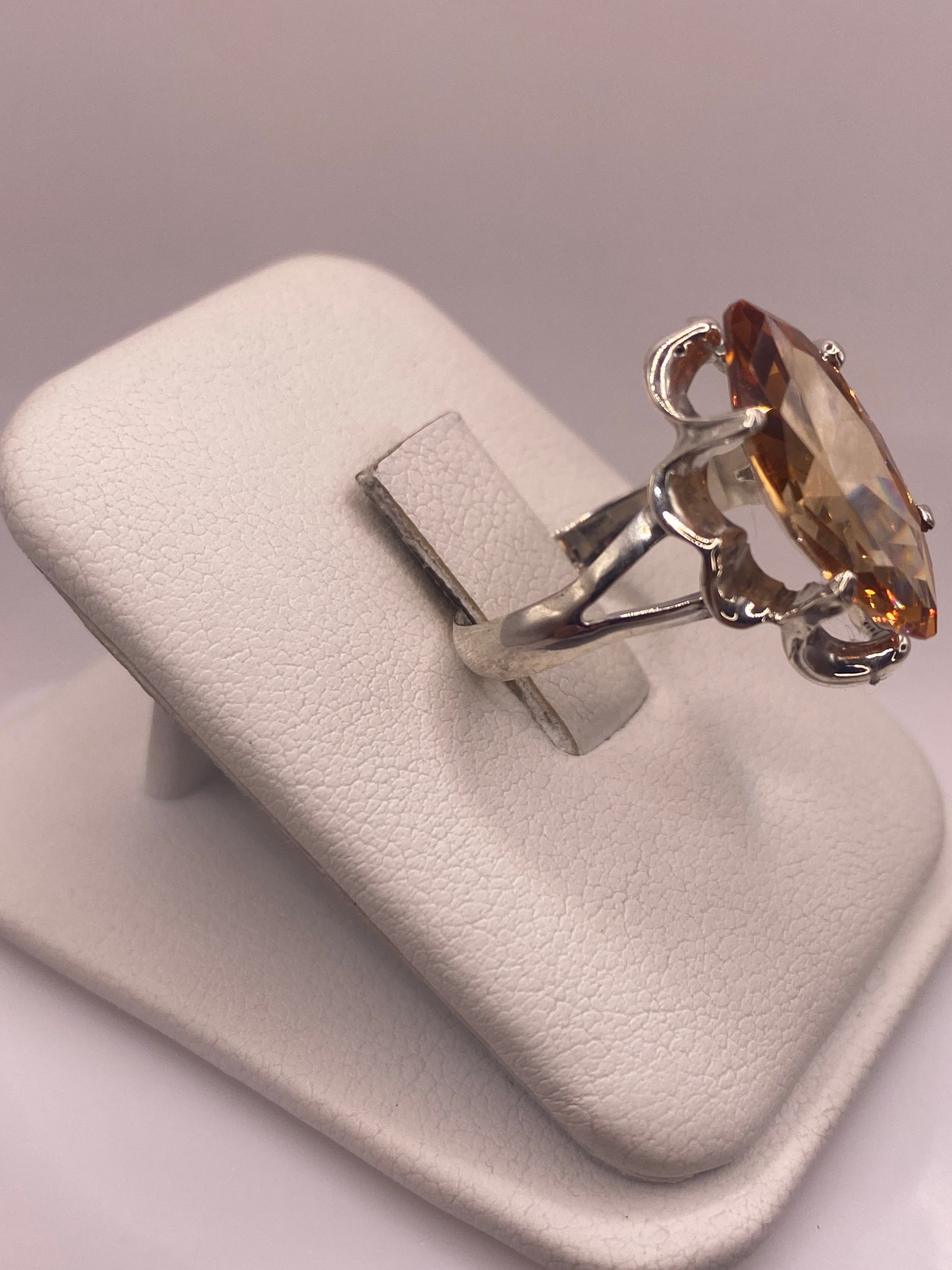 Vista lateral del anillo vintage mostrando la montura ornamental en .925