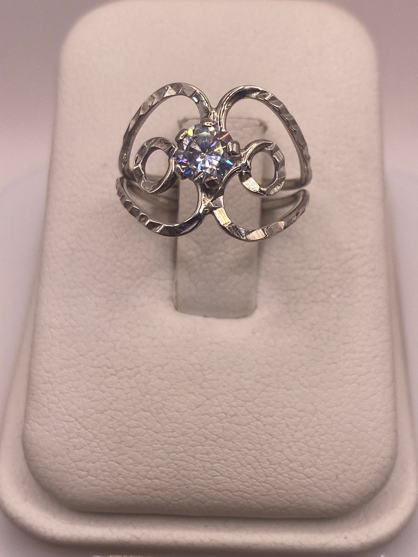 Anillo de plata solitario con circonia cristalina en vitrina de presentación