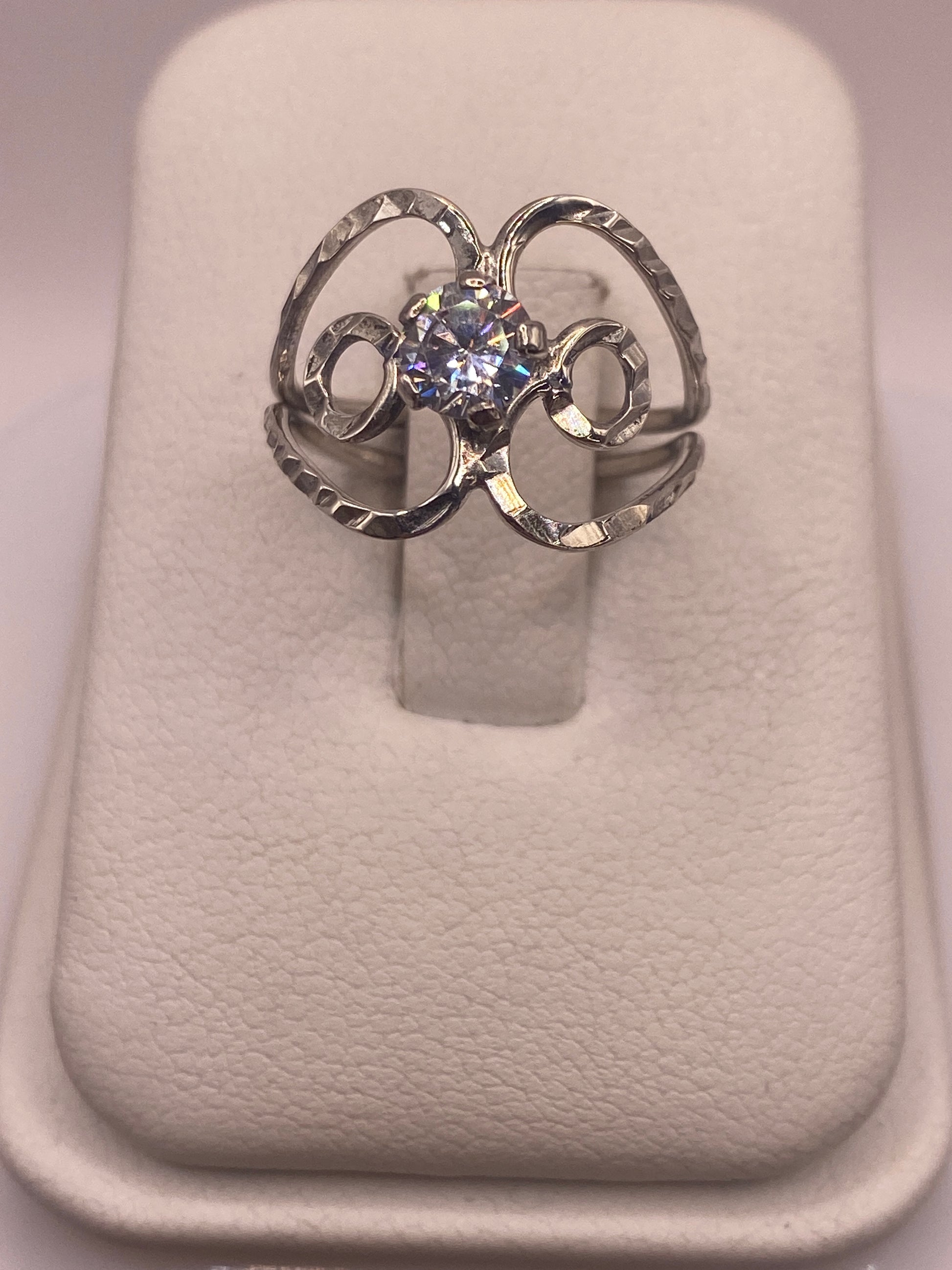 Anillo de plata solitario con circonia cristalina en vitrina de presentación