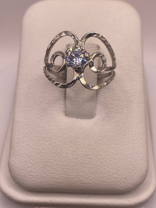Anillo de plata solitario con circonia cristalina en vitrina de presentación