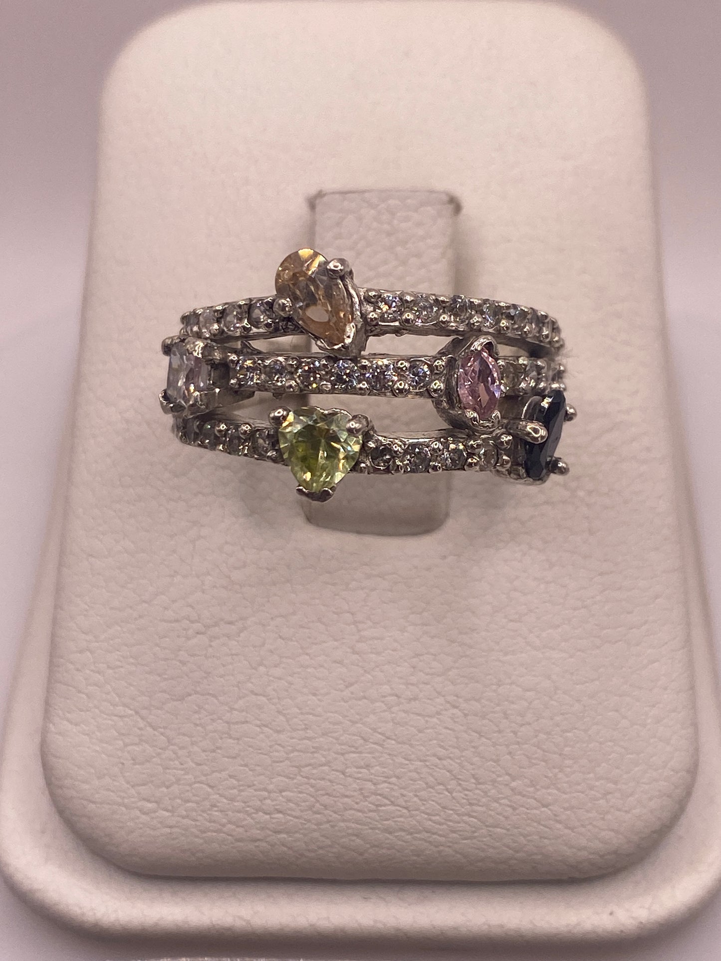 Anillo de plata .925 con circonias multicolor blanco, amarillo y violeta en caja de presentación