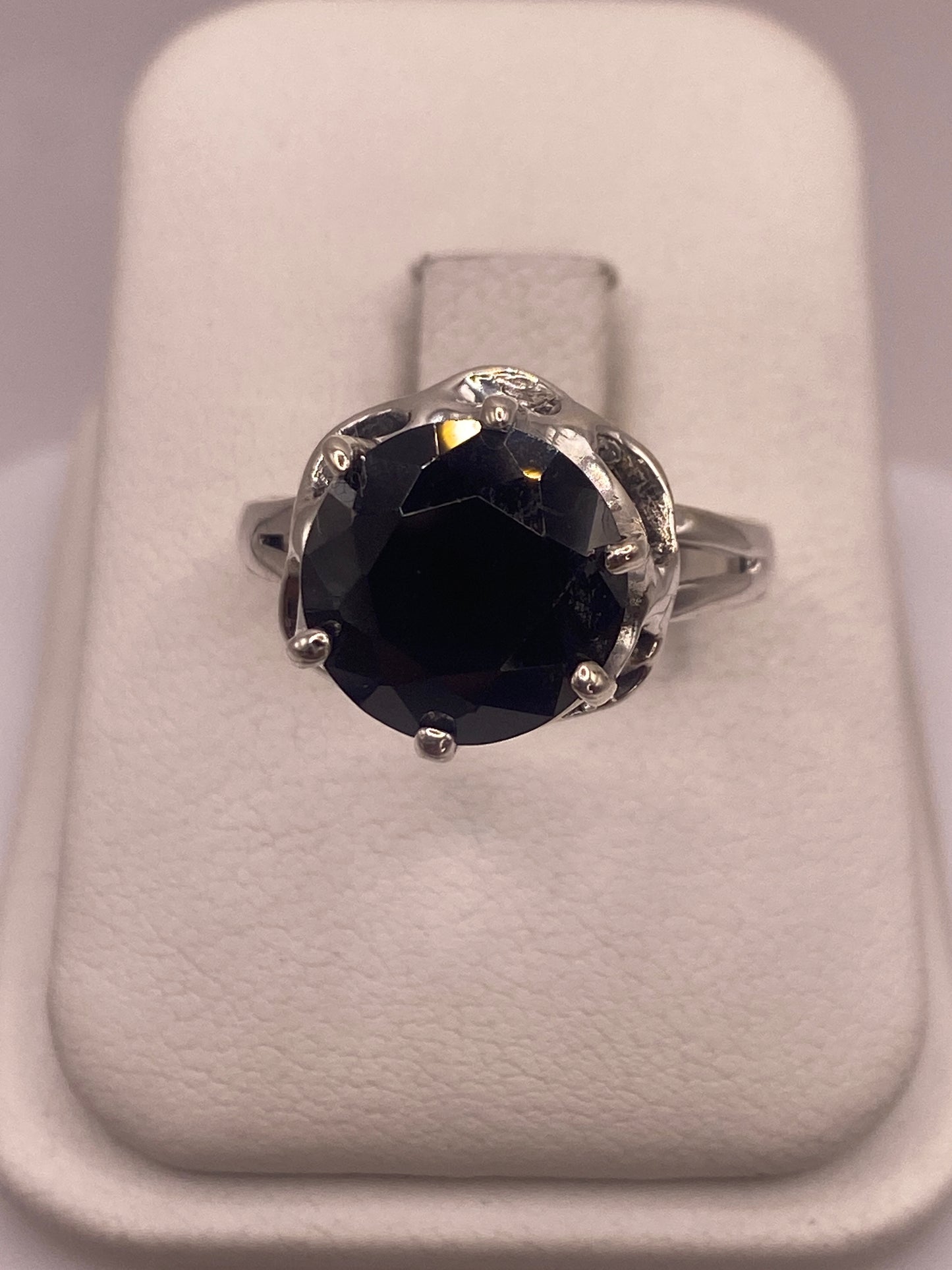 Anillo de plata solitario con circonia negra brillante, talla 9, vista frontal