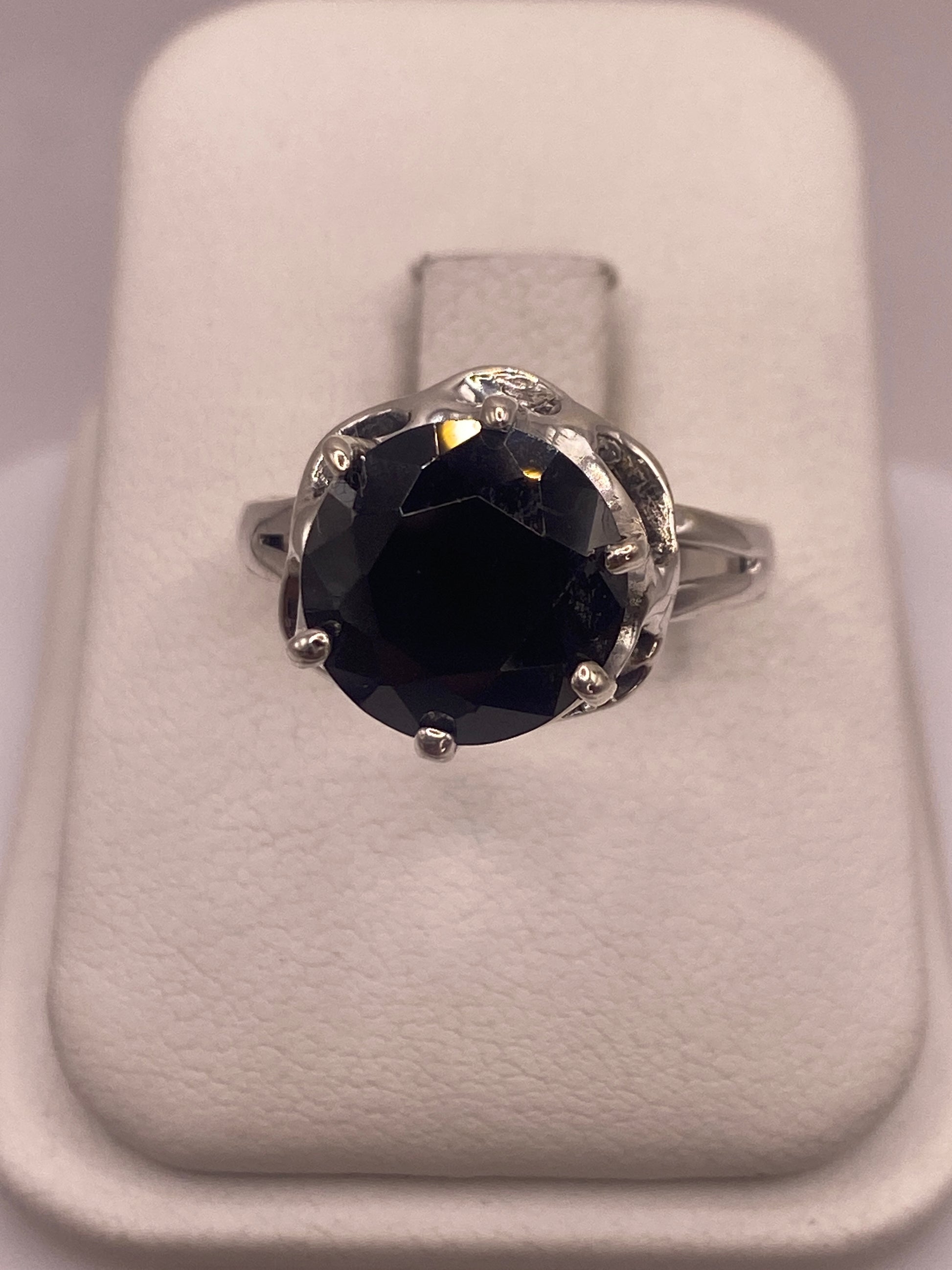 Anillo de plata solitario con circonia negra brillante, talla 9, vista frontal