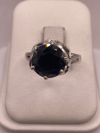 Anillo de plata solitario con circonia negra brillante, talla 9, vista frontal