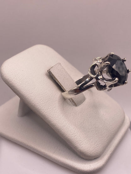 Detalle lateral del anillo mostrando el engaste y la banda pulida de 3.5 mm