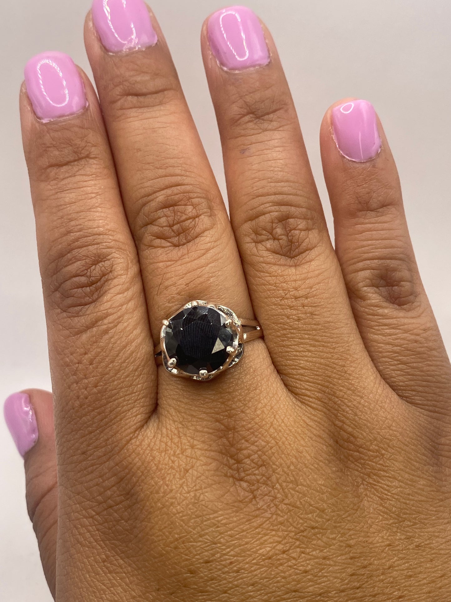 Anillo en la mano mostrando elegancia y presencia con el sello .925 MÉXICO