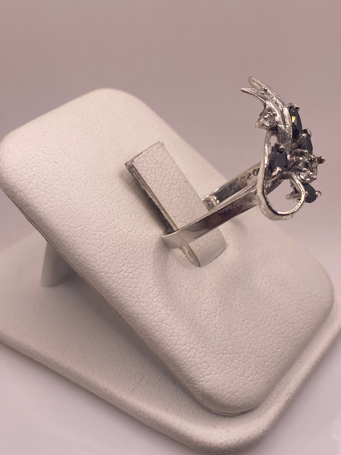 Lateral del anillo de circonia negra mostrando el engaste refinado y banda pulida