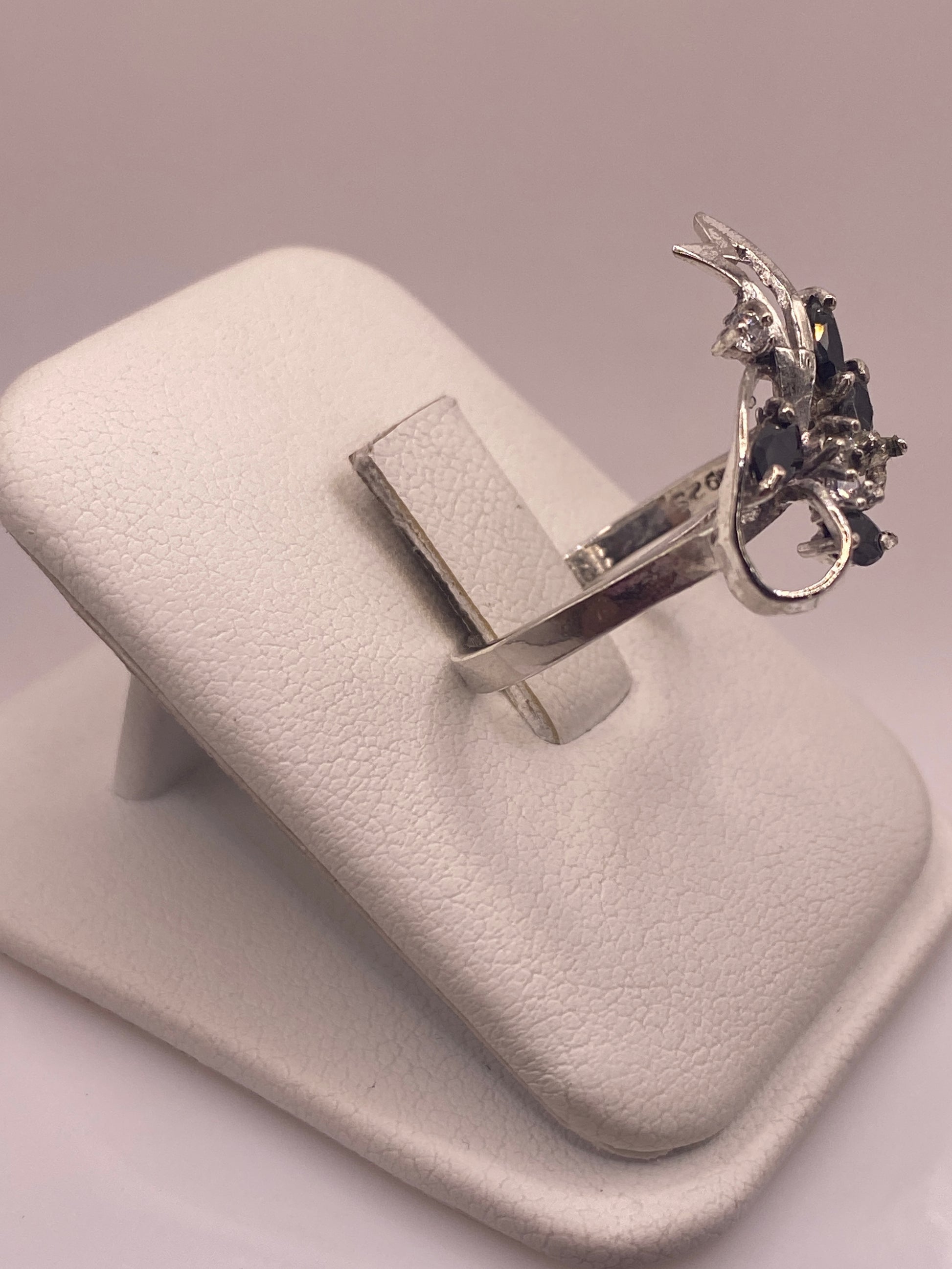 Lateral del anillo de circonia negra mostrando el engaste refinado y banda pulida