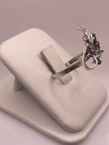 Lateral del anillo de circonia negra mostrando el engaste refinado y banda pulida