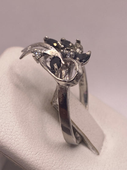 Vista superior del anillo solitario con circonia negra en plata .925, brillo profundo