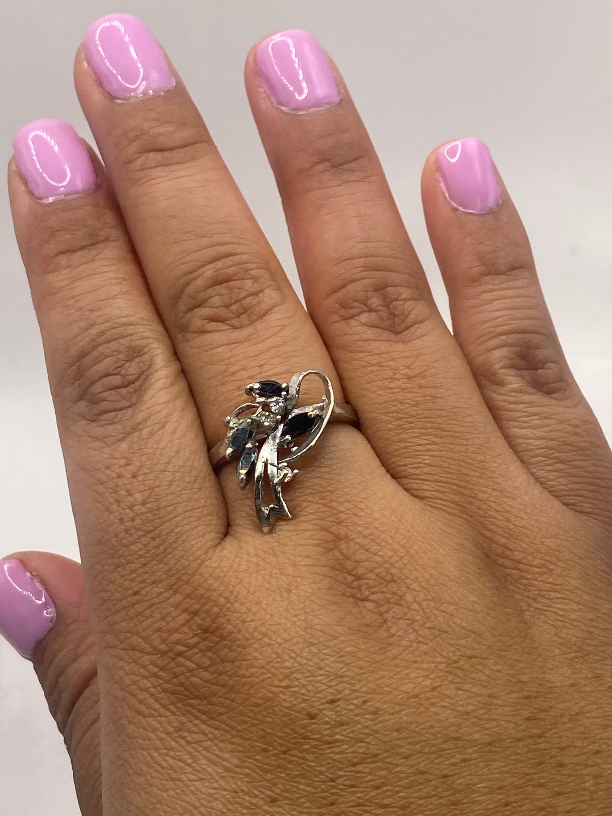 Anillo de plata con circonia negra sobre fondo blanco, sello .925 MEXICO visible