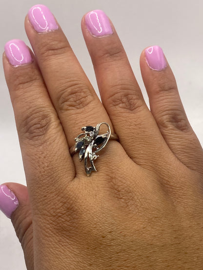 Anillo de plata con circonia negra sobre fondo blanco, sello .925 MEXICO visible