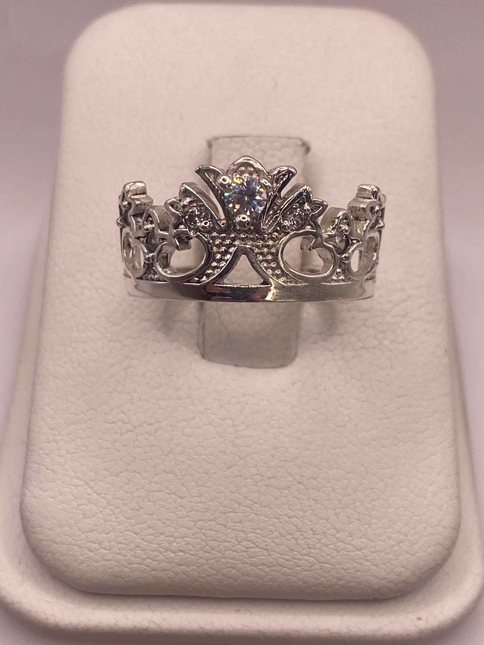Anillo de plata solitario con circonia blanca en caja de presentación, vista frontal