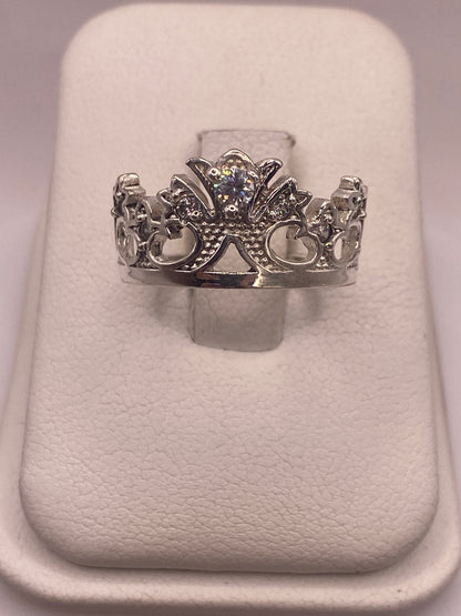 Anillo de plata solitario con circonia blanca en caja de presentación, vista frontal