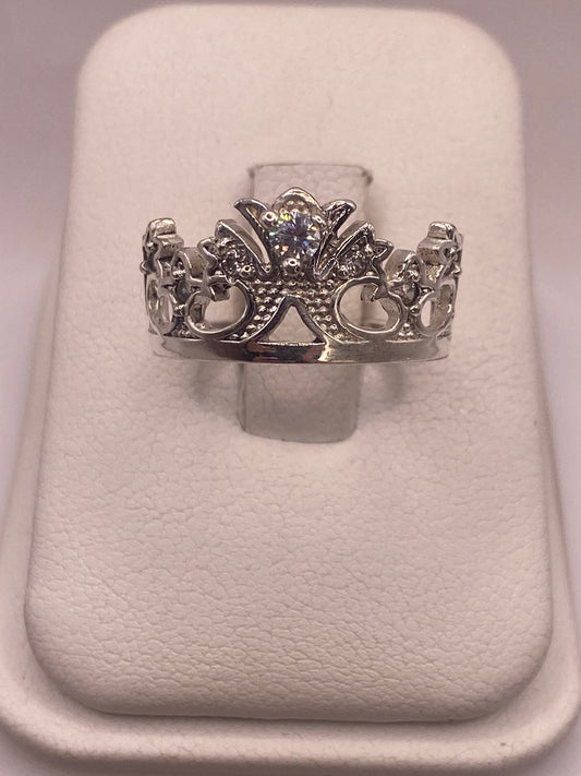 Anillo de plata solitario con circonia blanca en caja de presentación, vista frontal