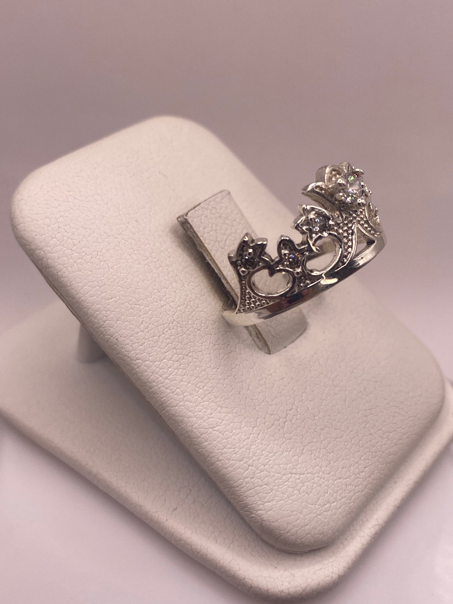 Anillo étnico plata .925 con piedra blanca brillante, detalle lateral en mano