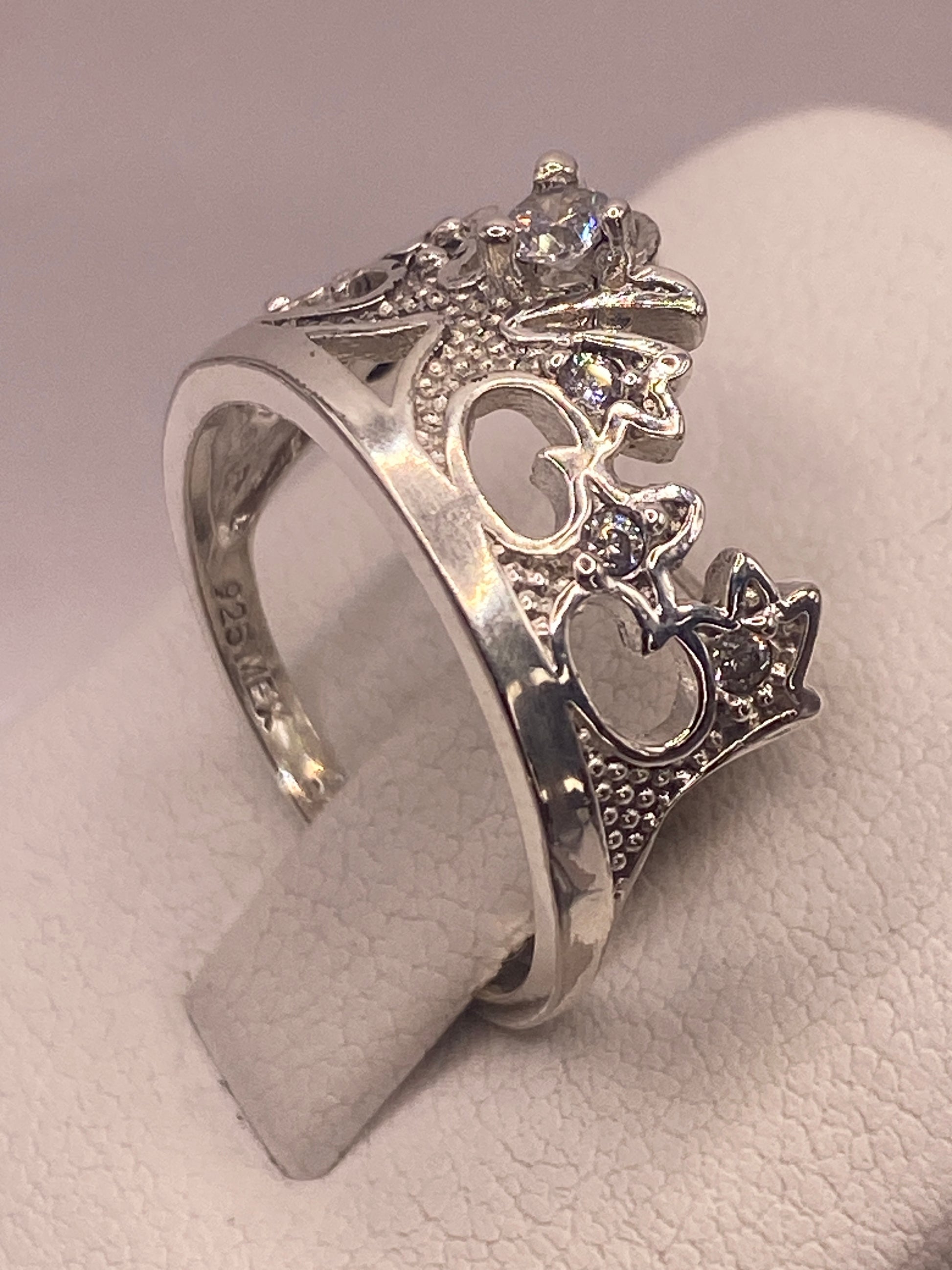 Anillo de circonia blanca en plata, perfil que muestra ornamentación étnica y texturizado