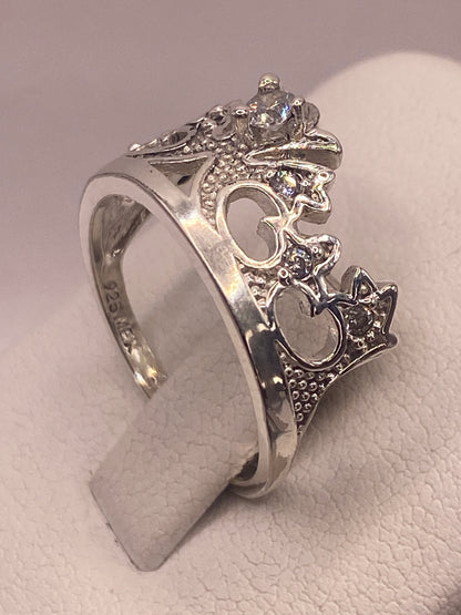 Anillo de circonia blanca en plata, perfil que muestra ornamentación étnica y texturizado