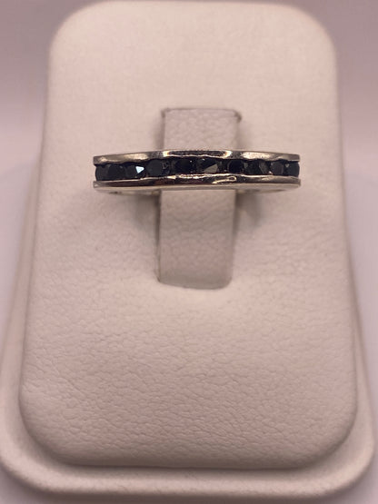 Anillo de plata .925 con circonia negra, banda pulida vista frontal en estuche blanco