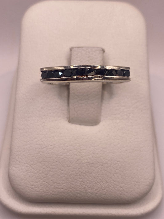 Anillo de plata .925 con circonia negra, banda pulida vista frontal en estuche blanco
