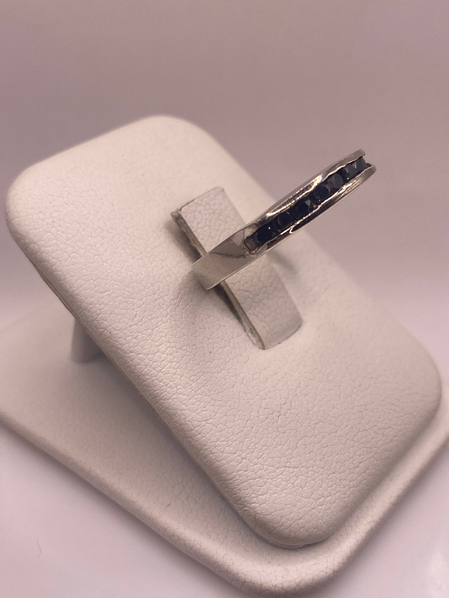 Detalle lateral del anillo mostrando el engaste de circonia negra en plata de Taxco