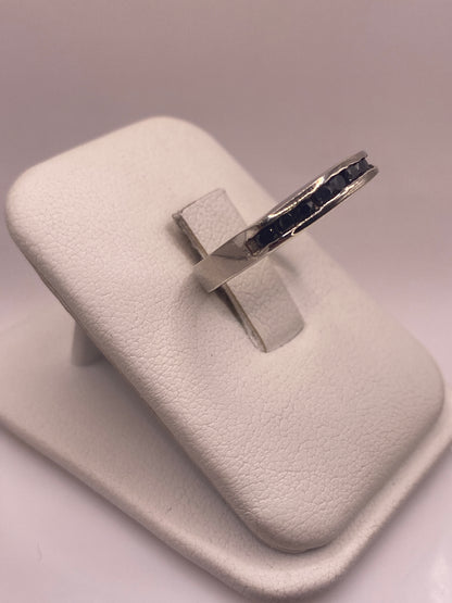 Detalle lateral del anillo mostrando el engaste de circonia negra en plata de Taxco