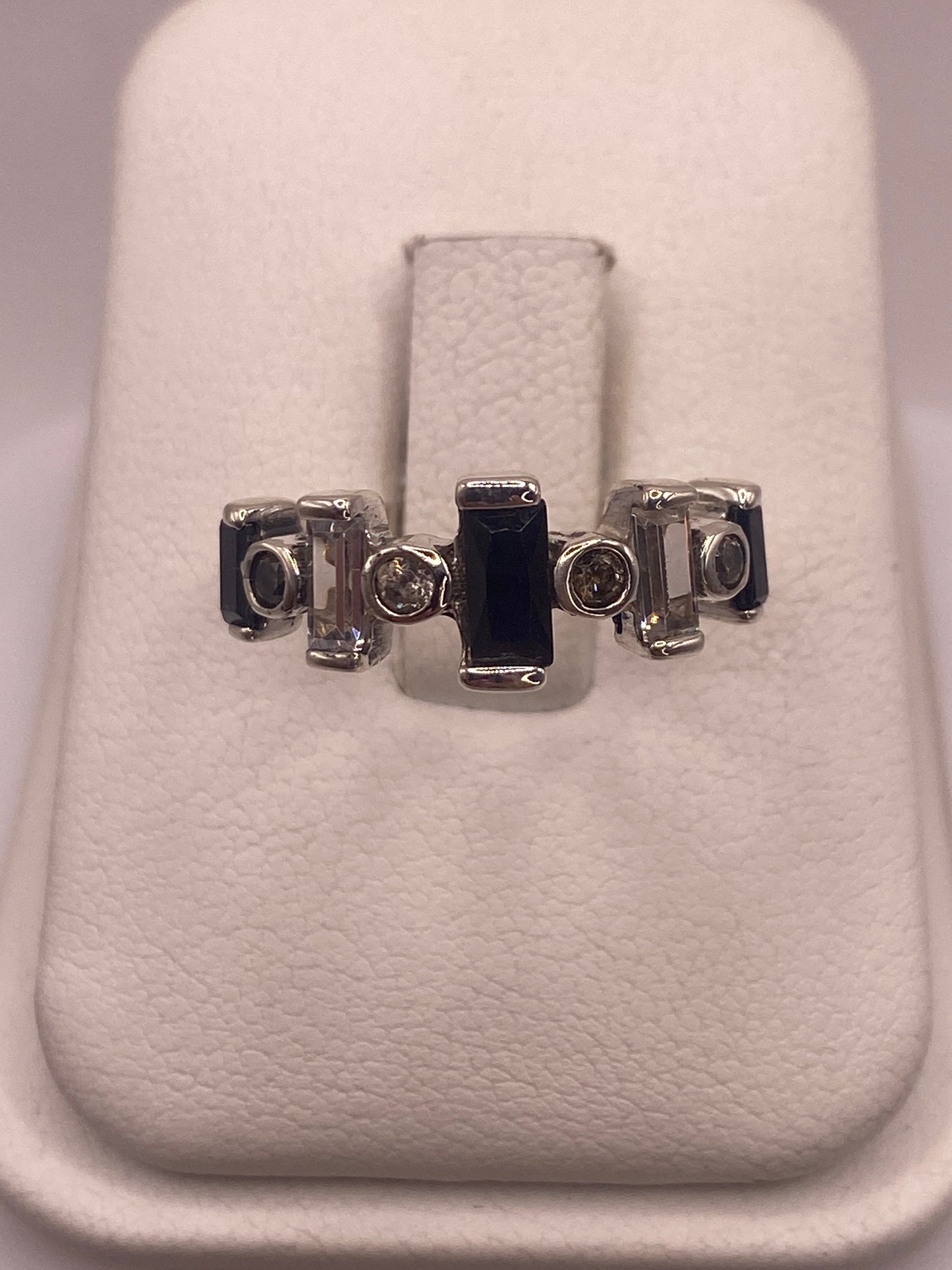 Anillo de plata racimo con circonias multicolor en tonos brillante, azul, blanco, negro y ámbar