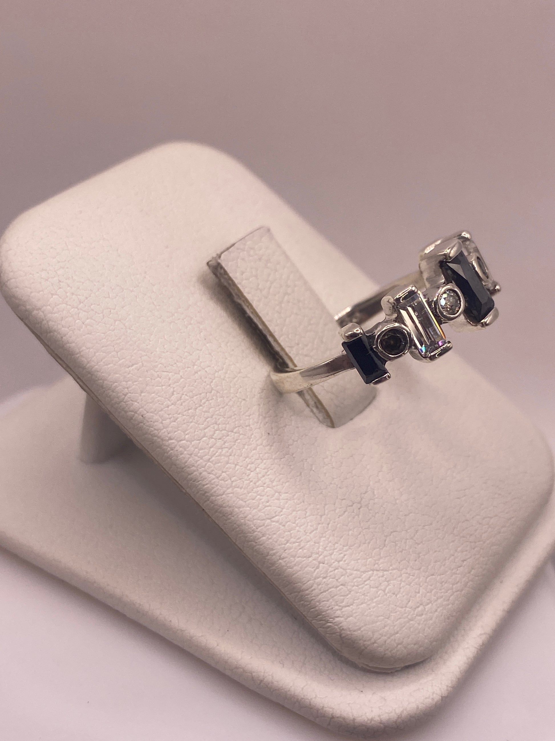Vista frontal del anillo coctel multicolor mostrando el engaste a mano en plata .925