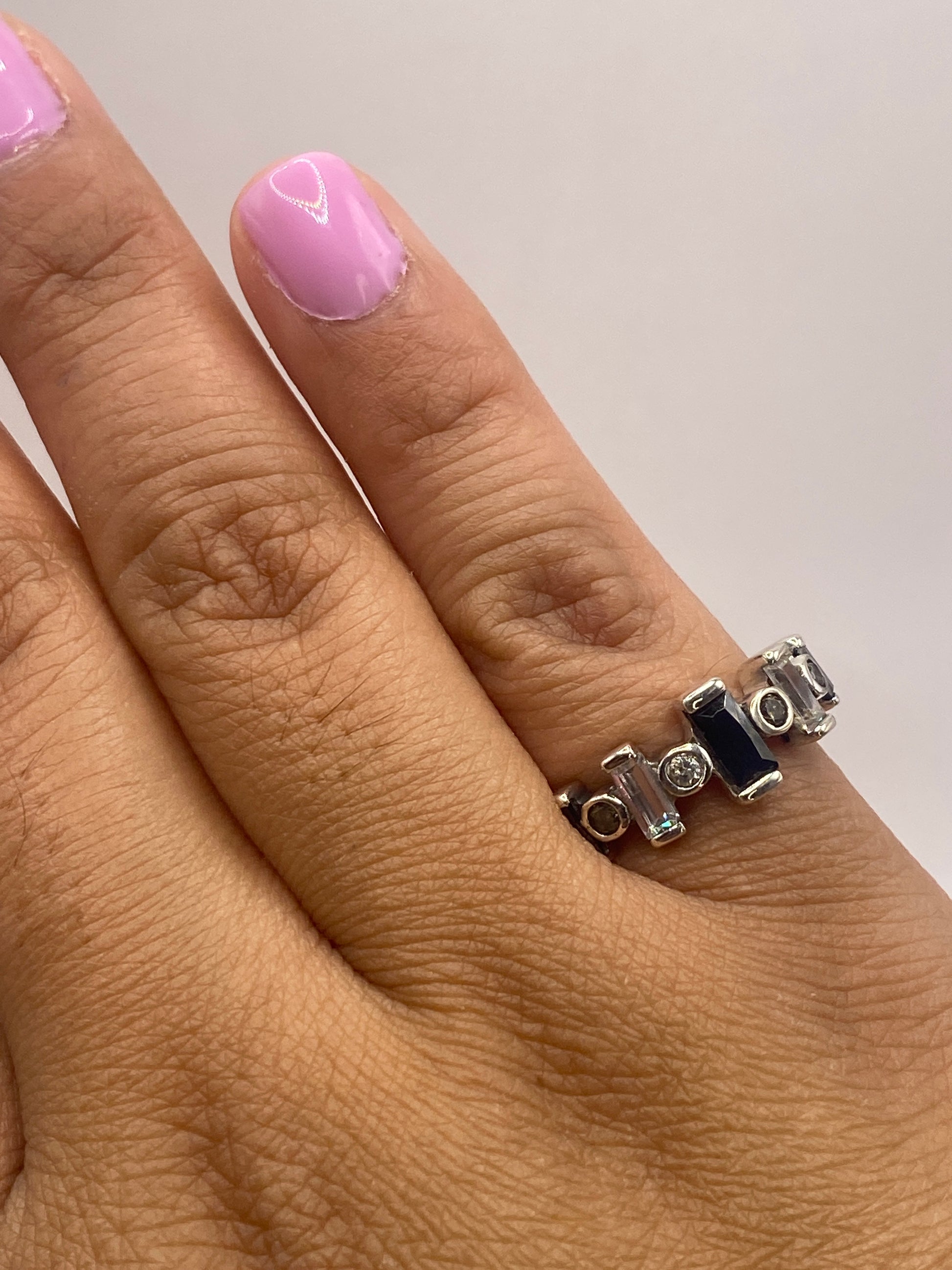Anillo sobre fondo neutro con sello .925 visible en la banda interna