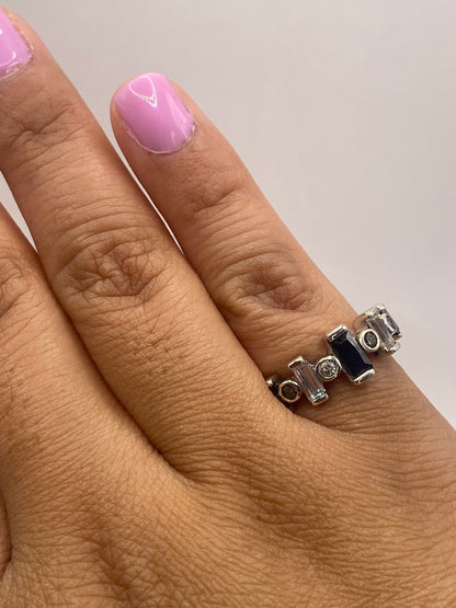 Anillo sobre fondo neutro con sello .925 visible en la banda interna
