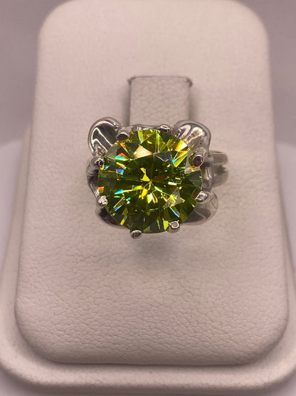 Anillo de plata solitario con circonia verde limón brillante sobre fondo blanco