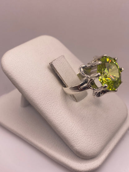 Detalle del engaste a mano de la circonia verde en plata .925 en Taxco