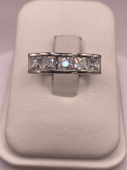 Anillo solitario de plata .925 con circonia blanca, vista frontal sobre soporte blanco