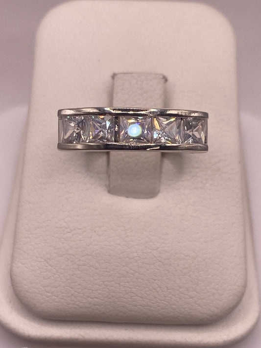 Anillo solitario de plata .925 con circonia blanca, vista frontal sobre soporte blanco