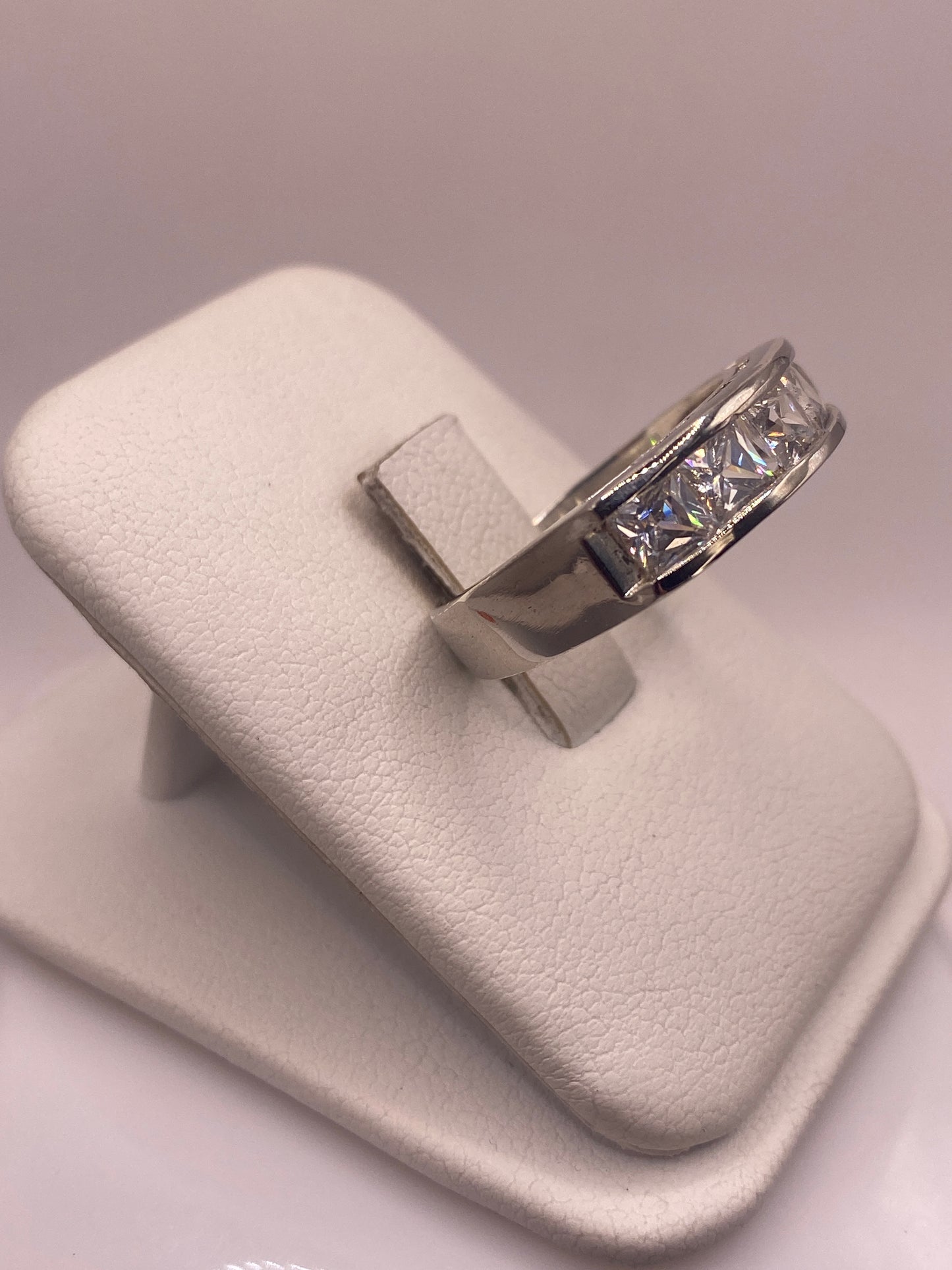 Anillo de circonia blanca en talla 9, detalle lateral mostrando el engaste en plata