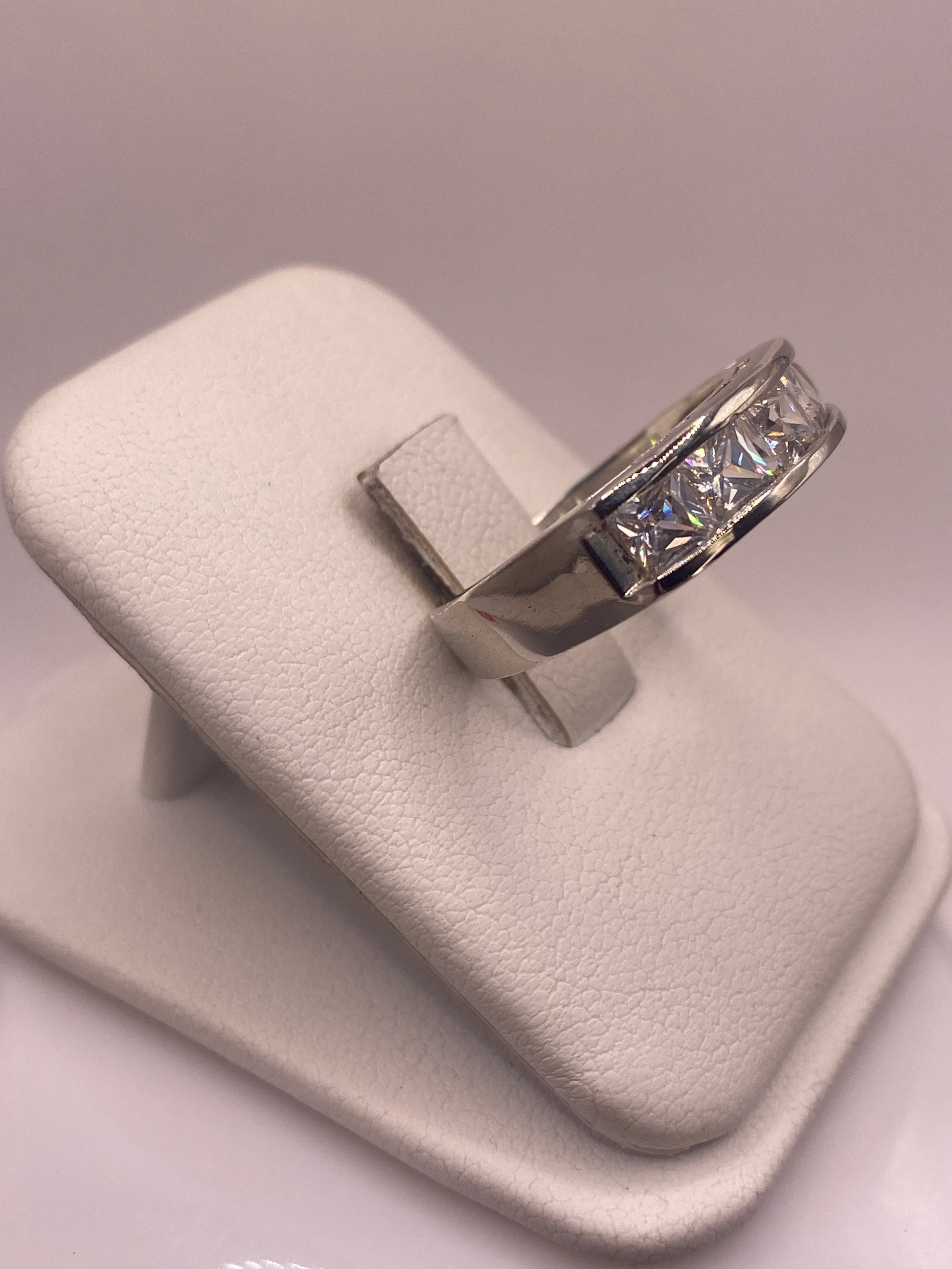 Anillo de circonia blanca en talla 9, detalle lateral mostrando el engaste en plata