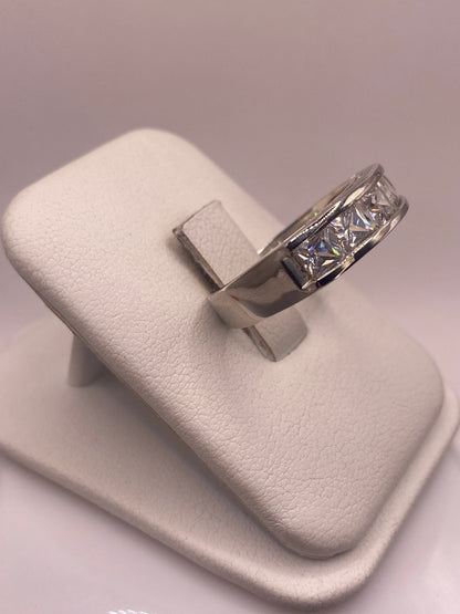 Anillo de circonia blanca en talla 9, detalle lateral mostrando el engaste en plata
