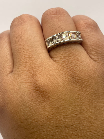Anillo de plata con circonia café llevado en la mano, demostrando su versatilidad de uso diario