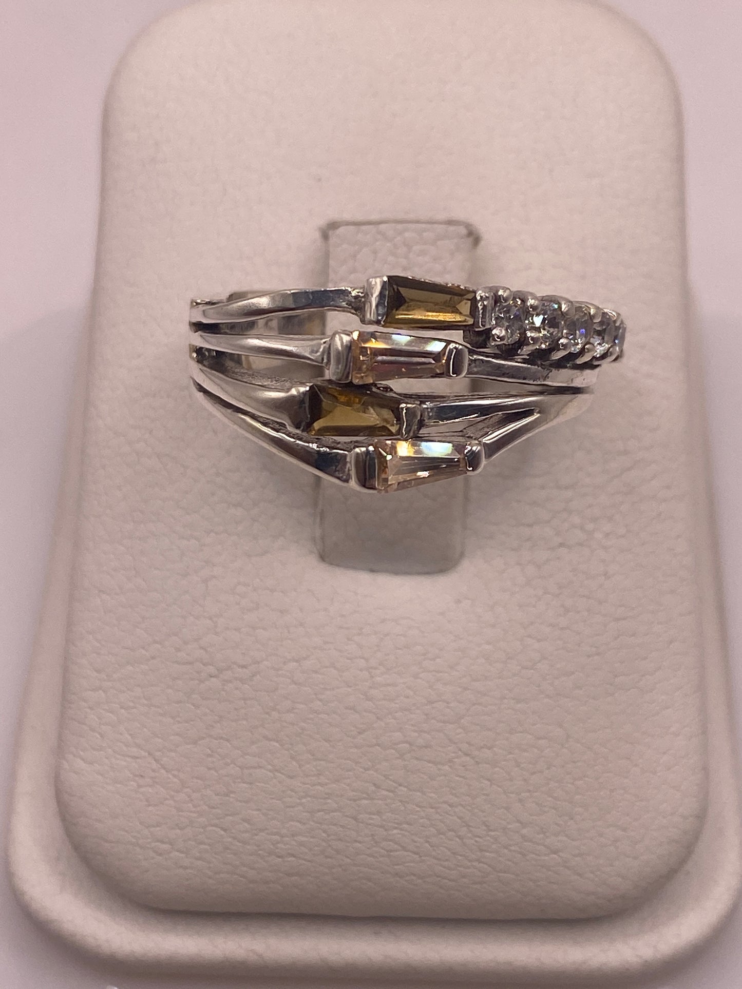 Anillo de plata coctel con múltiples piedras multicolor engastadas en línea