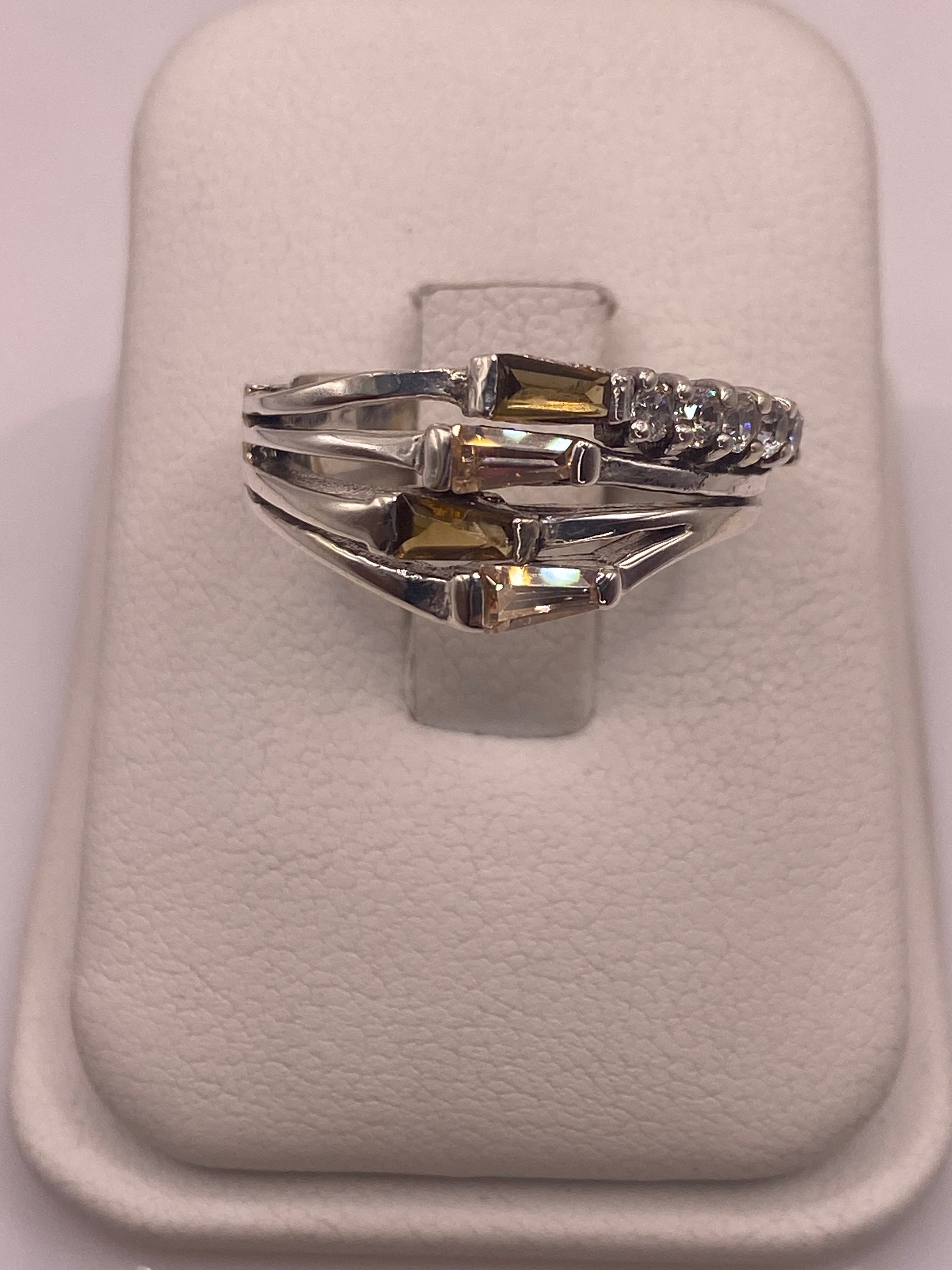 Anillo de plata coctel con múltiples piedras multicolor engastadas en línea