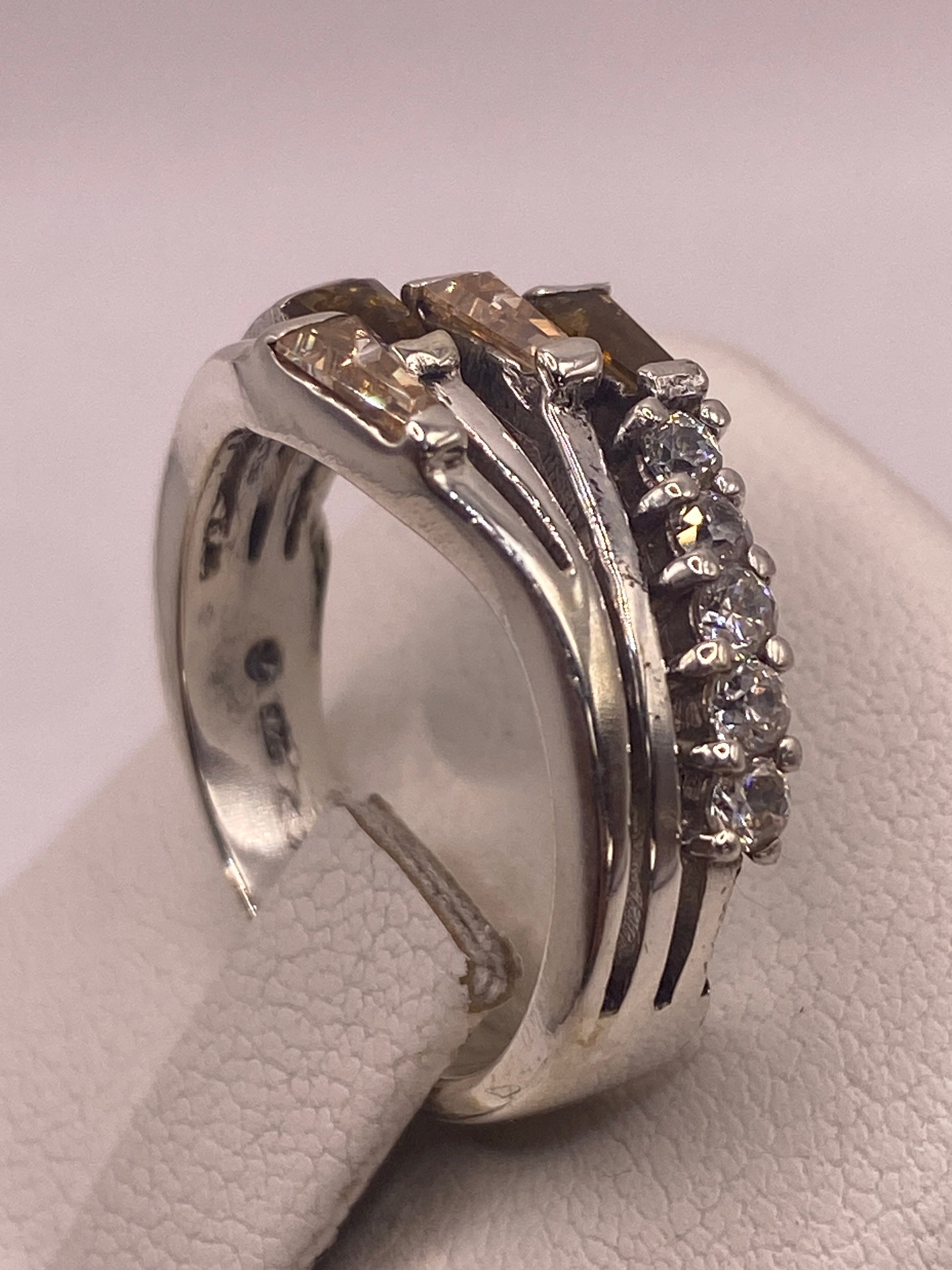 Detalle del engaste a mano de las piedras en la banda de plata .925