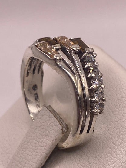 Detalle del engaste a mano de las piedras en la banda de plata .925