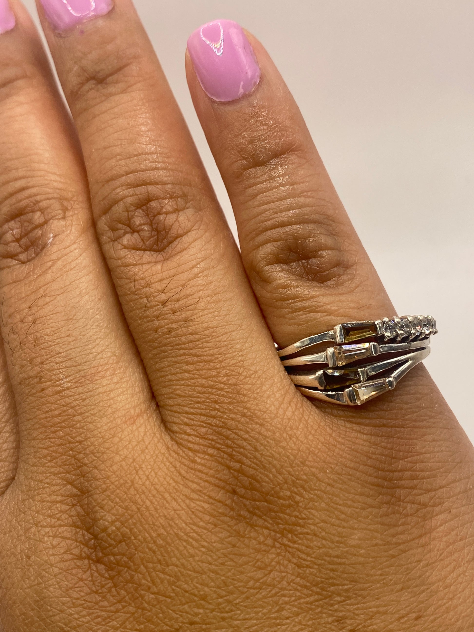 Anillo en balanza mostrando peso de 5.1 gramos y sello 925