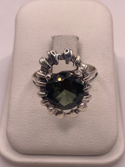 Anillo de plata .925 con circonia verde en estuche blanco, vista superior