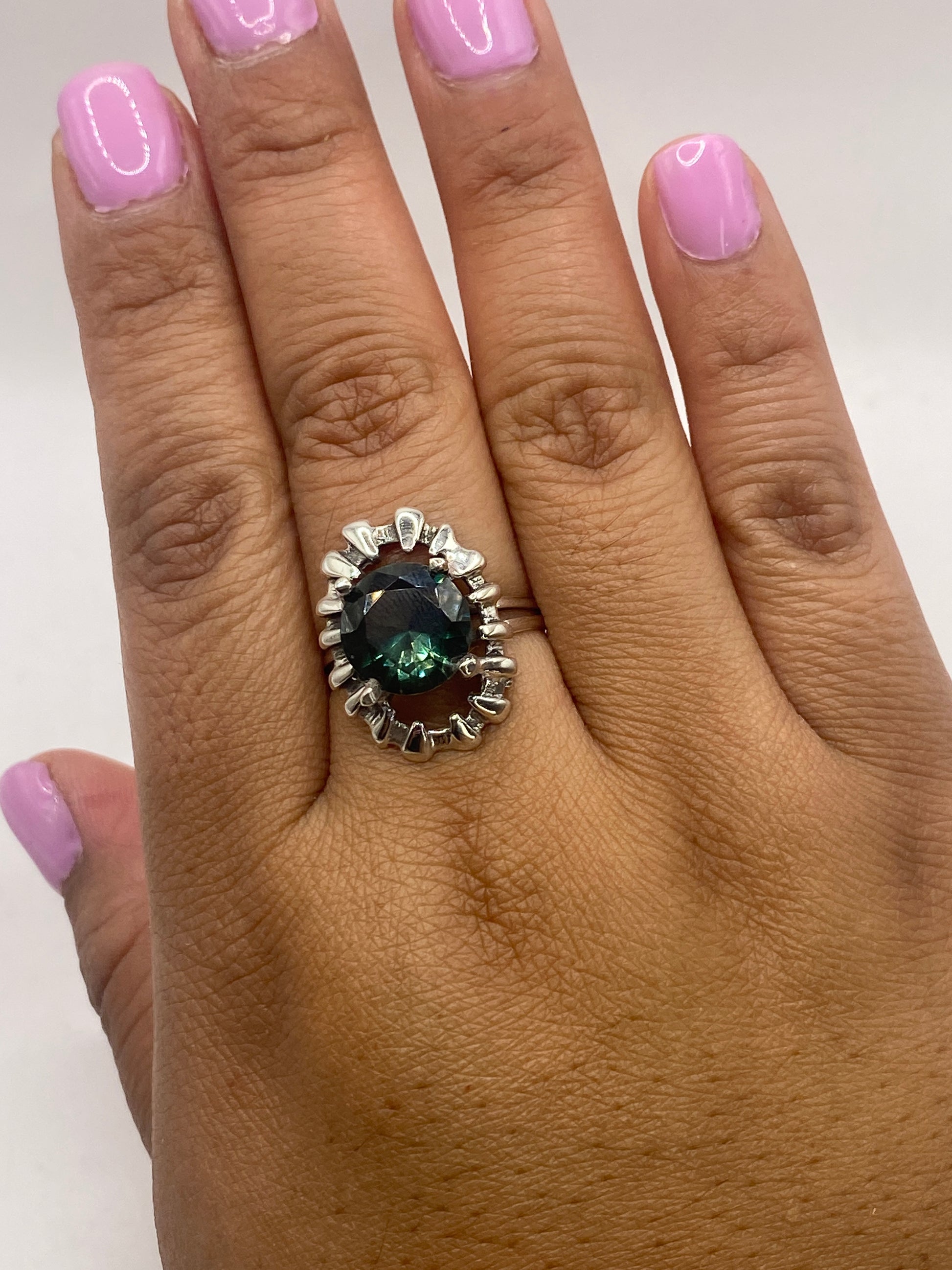 Anillo en balanza de joyería mostrando peso de 4.4 gramos