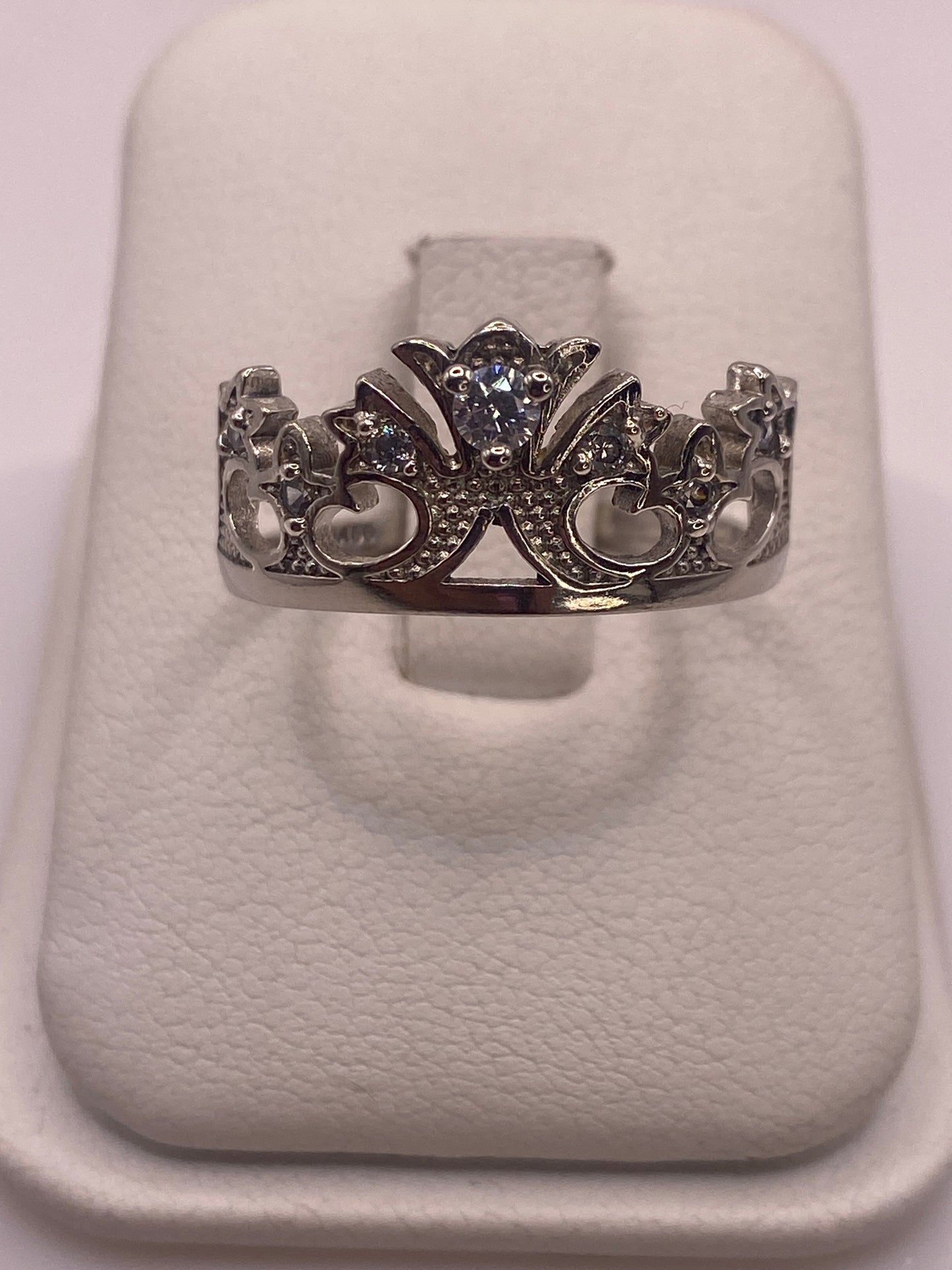 Anillo solitario de plata .925 con circonia blanca brillante, visto de frente en estuche