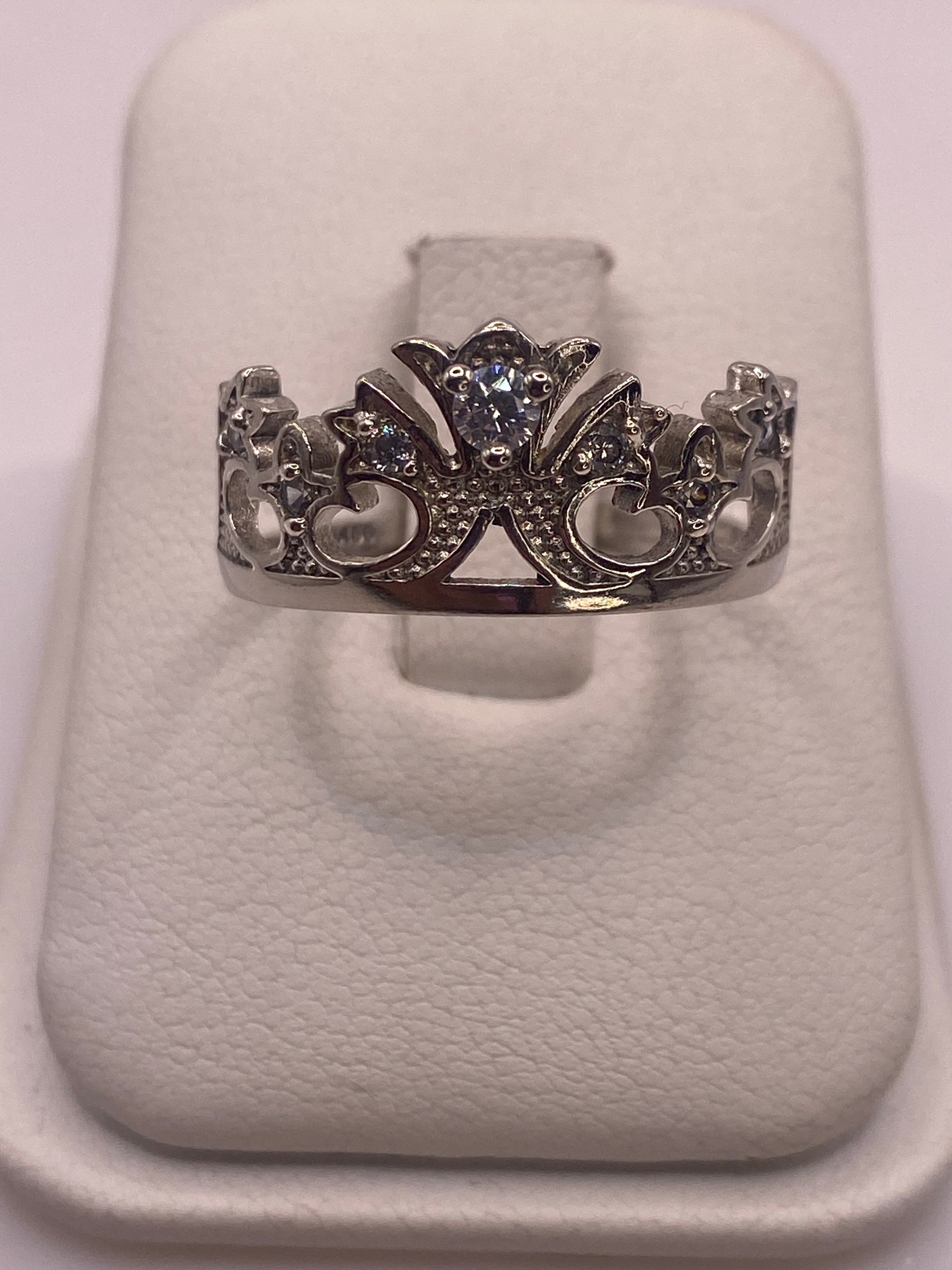 Anillo solitario de plata .925 con circonia blanca brillante, visto de frente en estuche