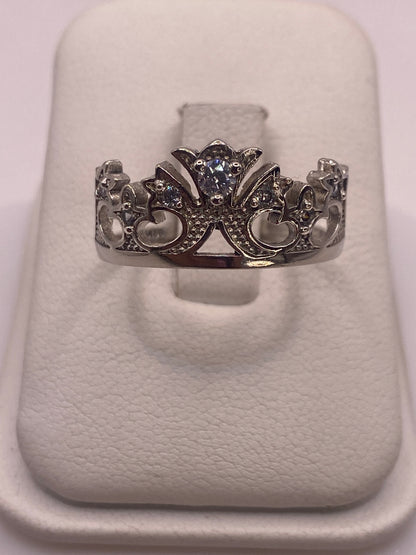 Anillo solitario de plata .925 con circonia blanca brillante, visto de frente en estuche