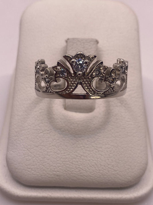 Anillo solitario de plata .925 con circonia blanca brillante, visto de frente en estuche